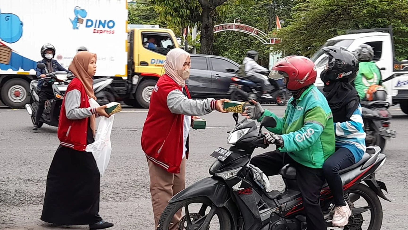 Raih Berkah Ramadan, Direktorat Operasional AdMedika Gelar Berbagi Takjil