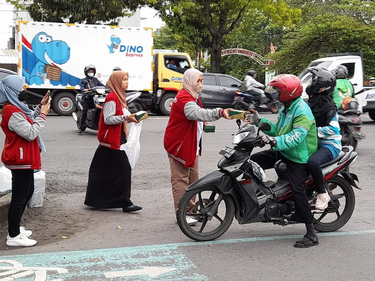 Raih Berkah Ramadan, Direktorat Operasional AdMedika Gelar Berbagi Takjil