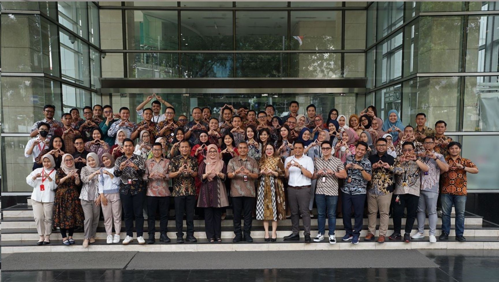 AdMedika Memeriahkan Hari Batik Nasional Dengan Menggunakan Batik di Lingkungan Kerja