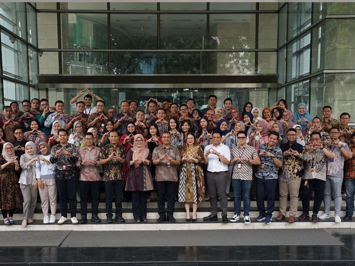 AdMedika Memeriahkan Hari Batik Nasional Dengan Menggunakan Batik di Lingkungan Kerja