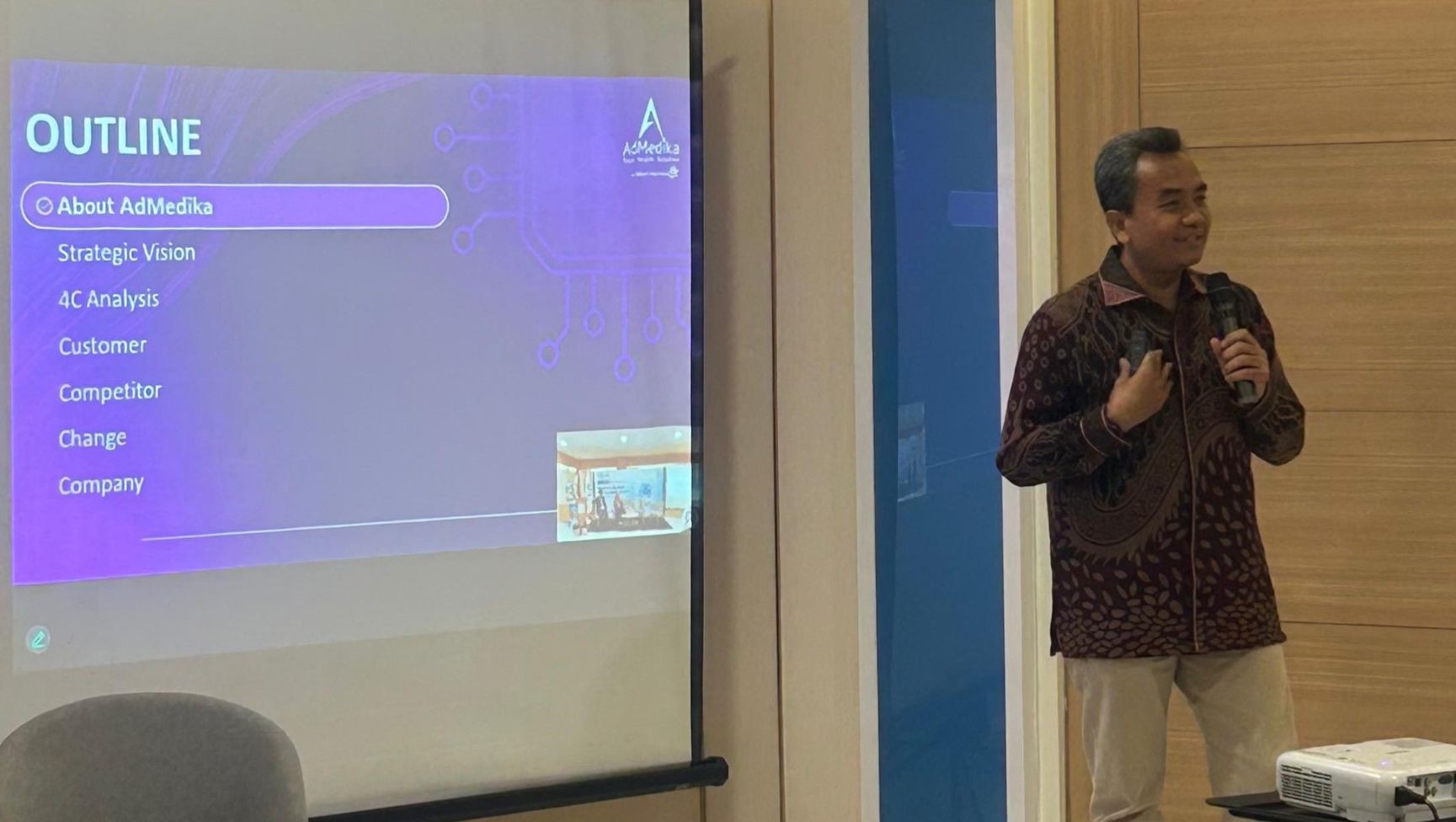 CMO AdMedika Hadir Sebagai Pembicara dalam Seminar Kesehatan dan Perumahsakitan IAMARSI Wilayah Makassar